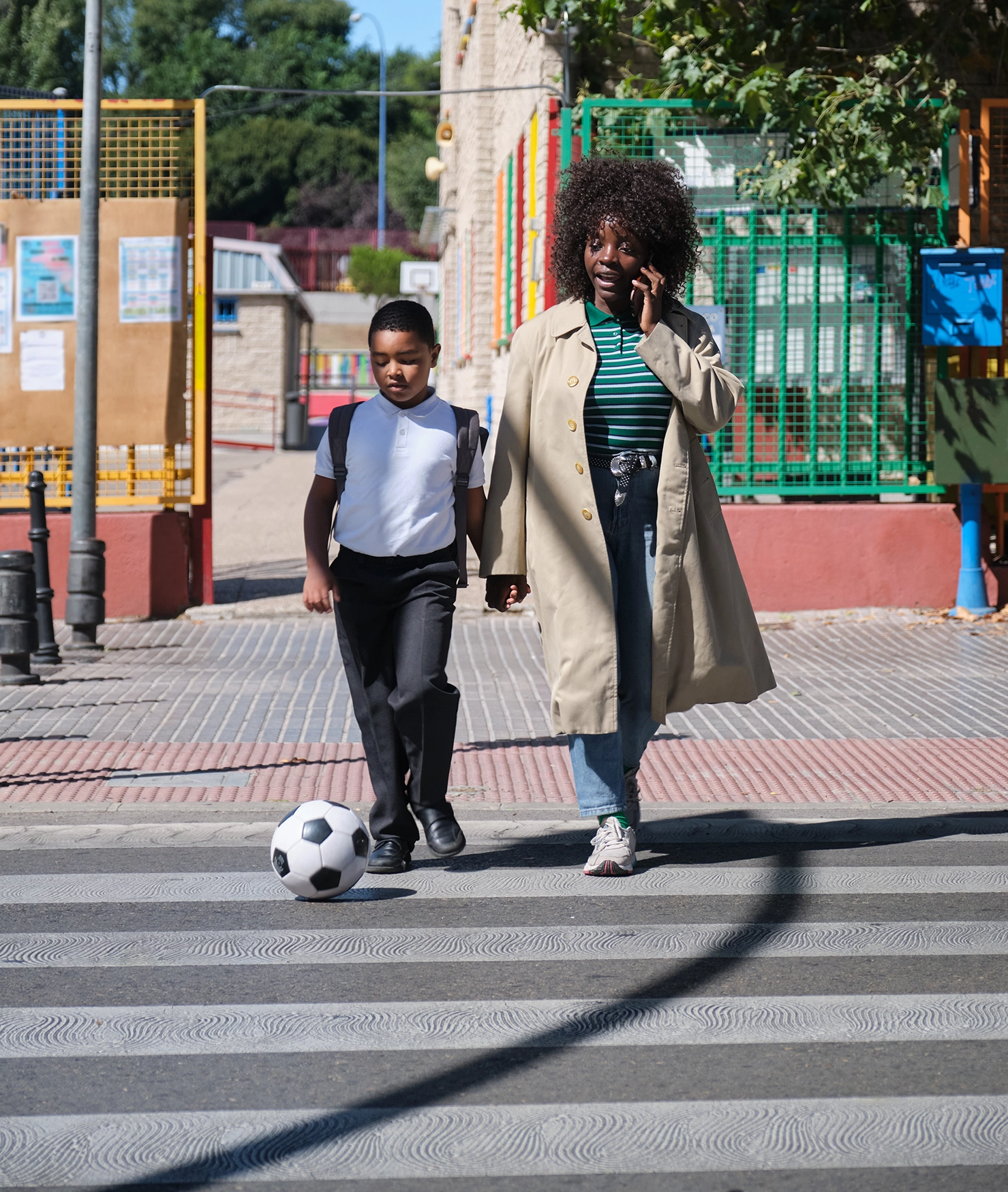 copil-cu-minge-pe-trecerea-de-pietoni