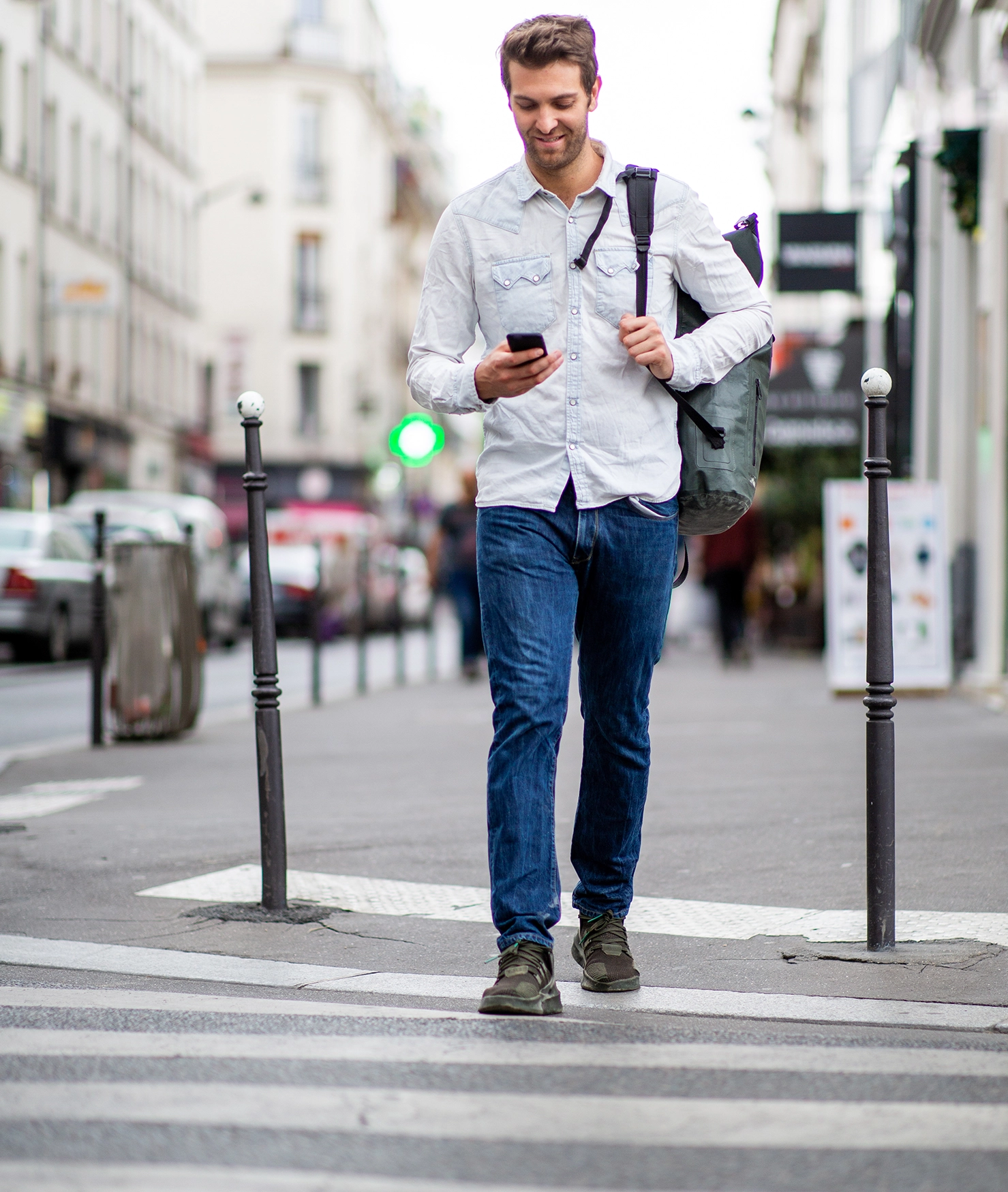 cu-telefonul-pe-trecerea-de-pietoni