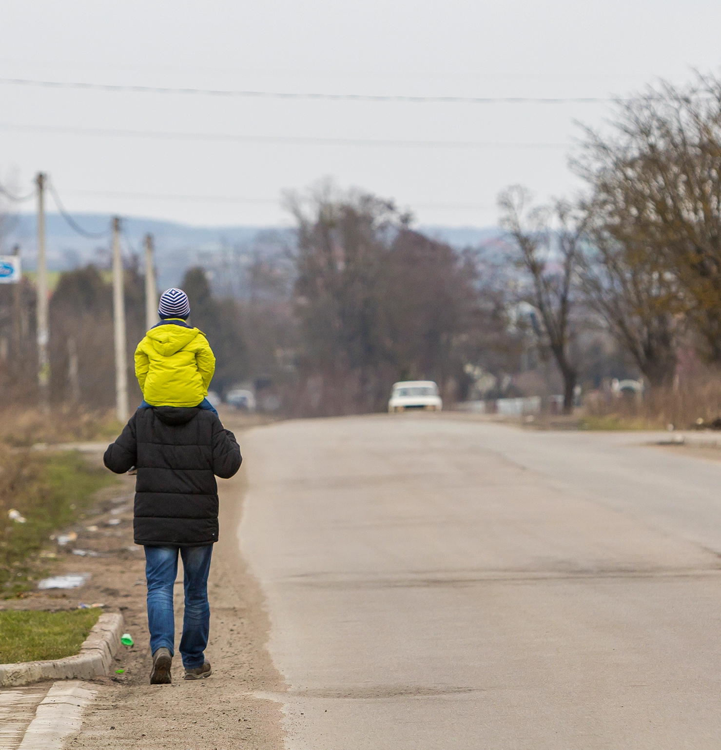 pietoni-care-merg-pe-marginea-drumului