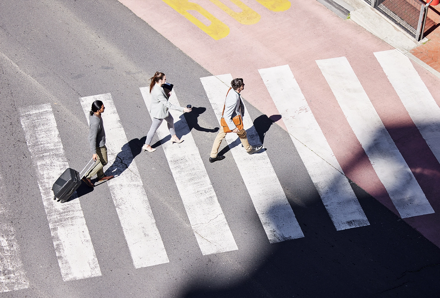 traversare-pe-trecere-de-pietroni